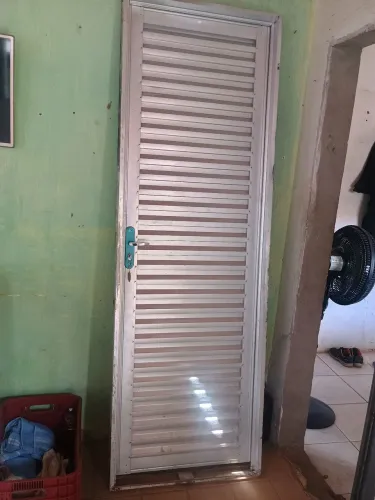 Vende se uma porta galvanizada