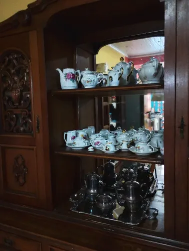 Cristaleira com buffet em madeira cerejeira