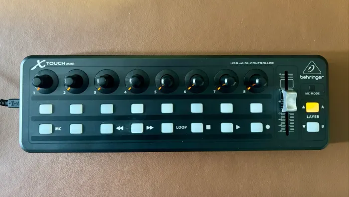 Behringer X touch Mini Controladora midi