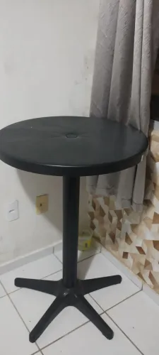 Vendo linda mesa de plástico redonda preta medindo 80 por 80 semi nova