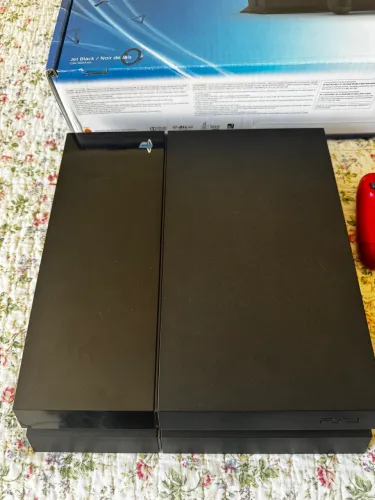 PS 4 com 2 tb de memória + 2 controles + carregador