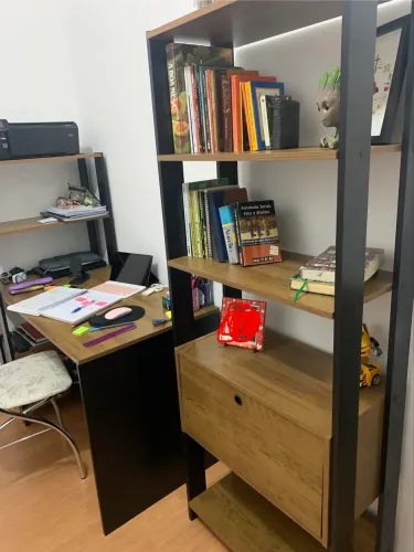 Mesa de escritório e estante