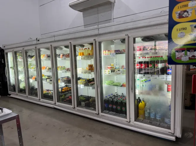 Geladeira com 8 portas de vidro