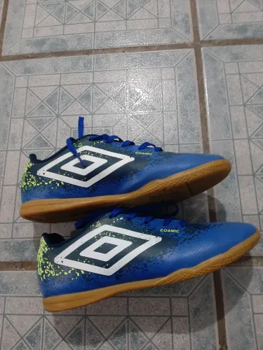 Chuteira de futsal umbro cosmic tamanho 36