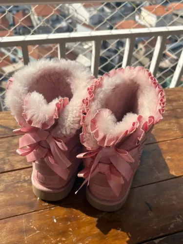 Bota UGG rosa de laço