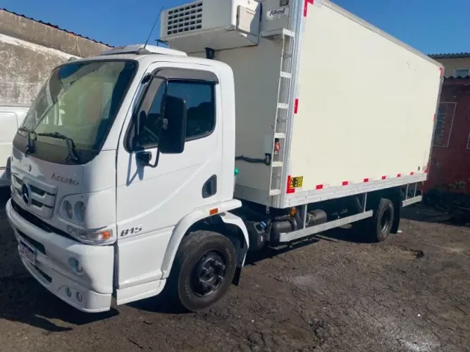 Caminhão Mercedes Accelo 815 baú refrigerado