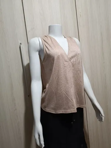 Blusinha sem manga leve decote bege/nude