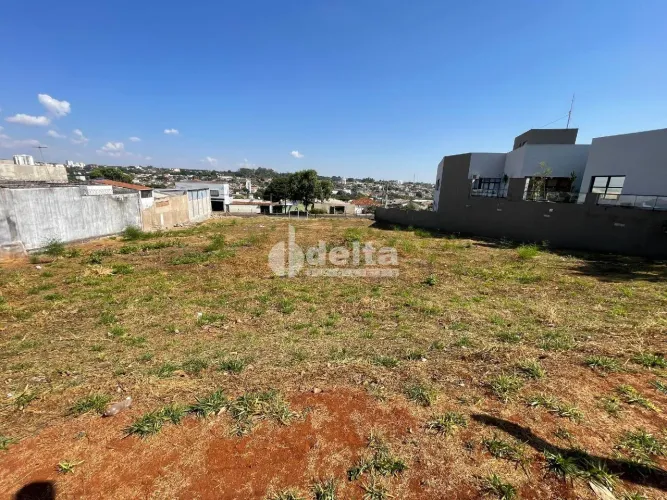 Terreno disponível para locação no bairro Daniel Fonseca em Uberlândia-MG