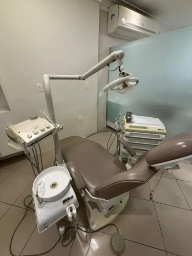 Cadeira Odontológica Marca Olsen, acompanha refletor e unidade auxiliar com 4 gavetas!