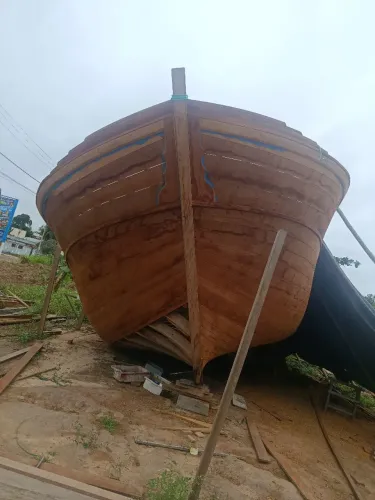 Vendo barco no casco colado e calafetado