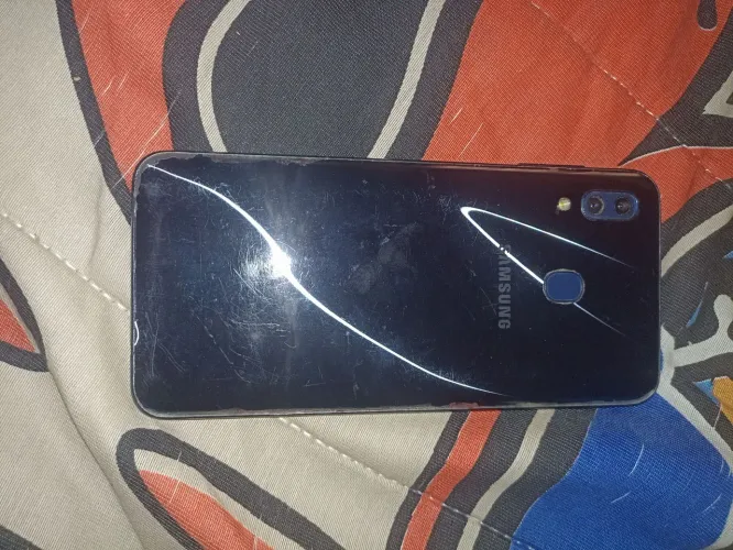 Celular Samsung  apenas para retirada de peças 