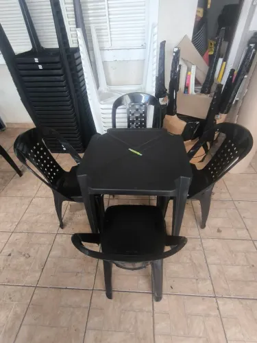 Conjunto 1 mesa e 4 cadeiras 