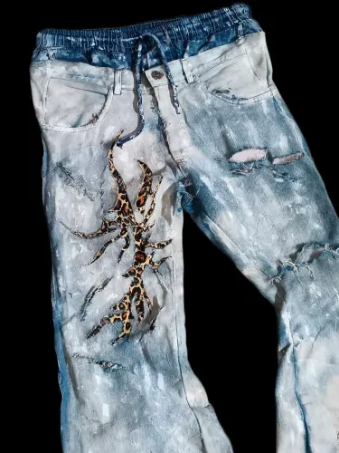 Calça Upcycle Bootcut/Flare personalizada com double weist, cyber tribal e lavagem a mão.
