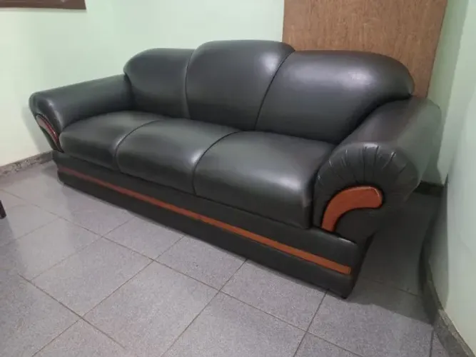 Sofá de couro preto 3 lugares