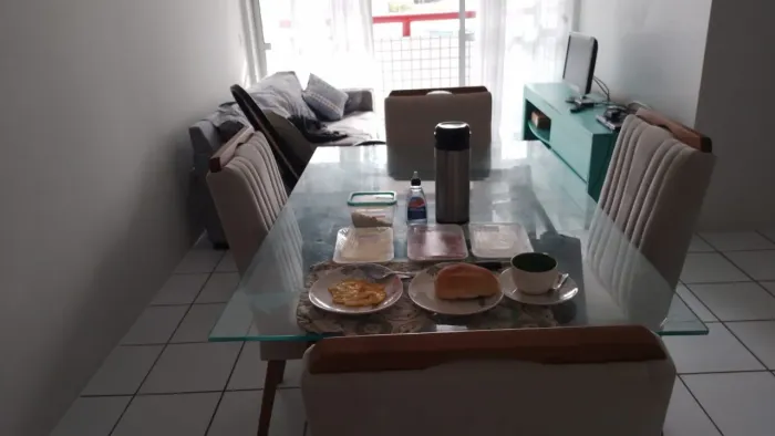 Mesa de vidro com 4 cadeiras