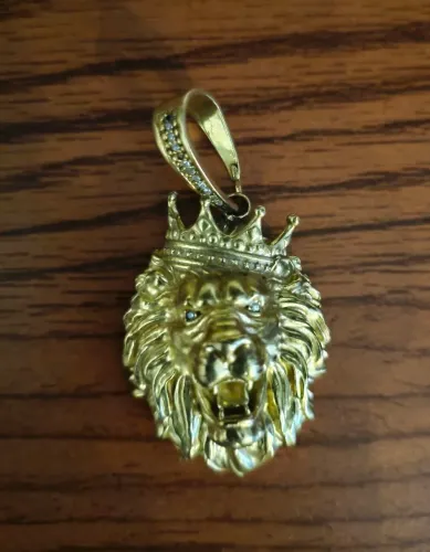 Pingente de Leão Grande Olhos Cravejado moeda antiga banhado a ouro 18k 