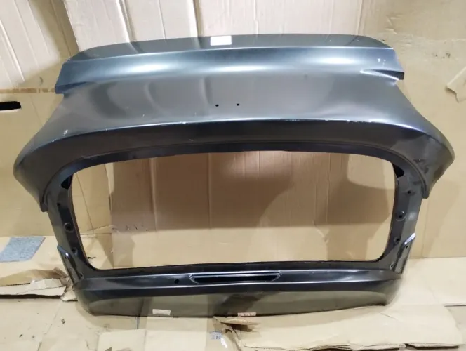 Tampa porta-malas Onix plus Hatch 2020 2024 original nova detalhe CD 992