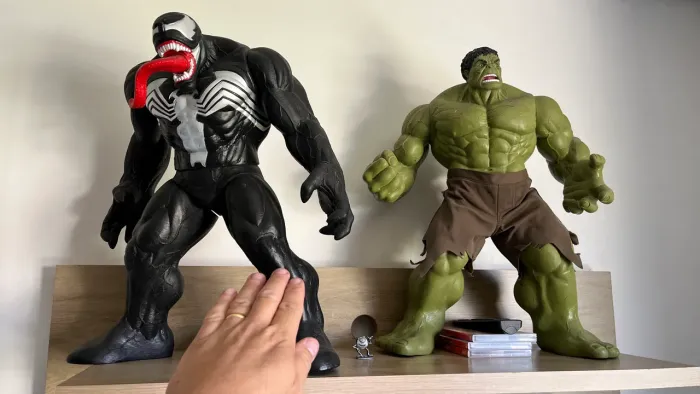 Hulk e Venon de 44 com de altura