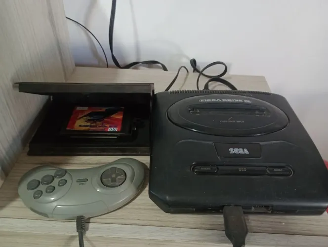 Mega Drive 3 com acessórios e jogo 