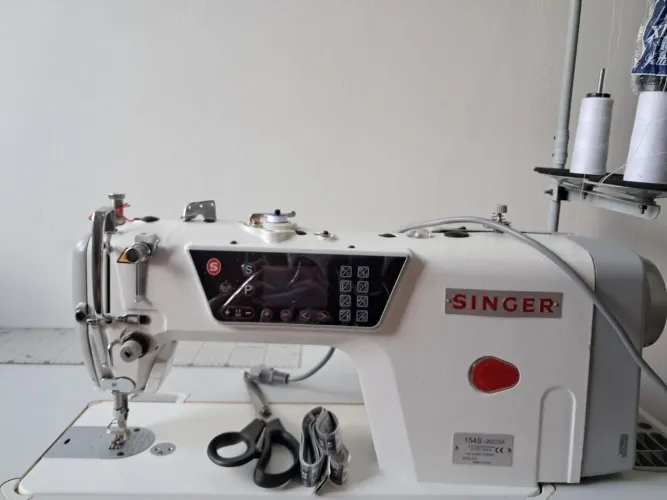 Máquina industrial eletrônica singer 154S 