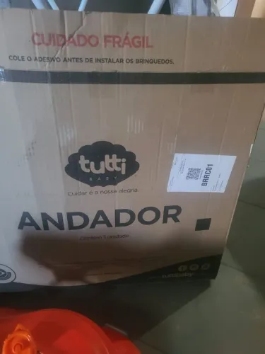 Vende-se Banheira e Andador semi novo . 
