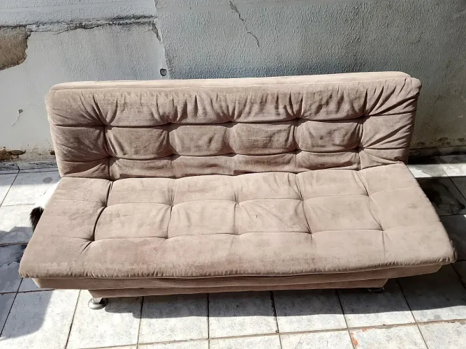 SOFÁ CAMA COM PÉS REFORÇADOS