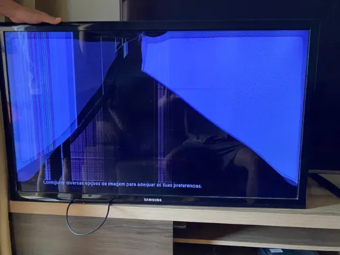 TV Samsung 40 polegadas quebrada