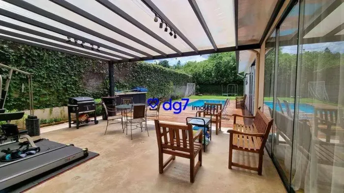 Casa em rua fechada à venda