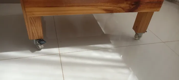 Estante em pinus 2 prateleiras e 1 porta com rodinhas de silicone - Organização