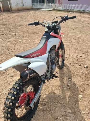 Moto tornada de trilha