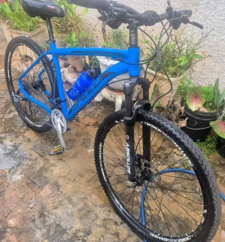 Bicicleta aro 29 usou 6 meses, Freio a óleo amortecedor com trava Absolute peças Shimano