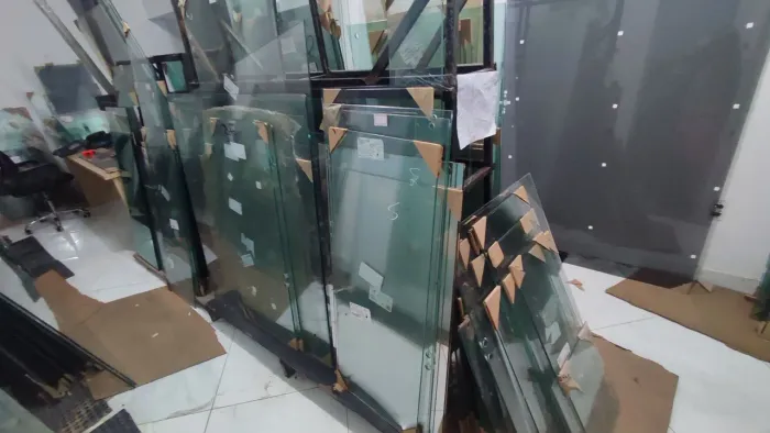 50 vidros blindex médios todos com furos tudo peças móveis de janela R$350 tudo leia