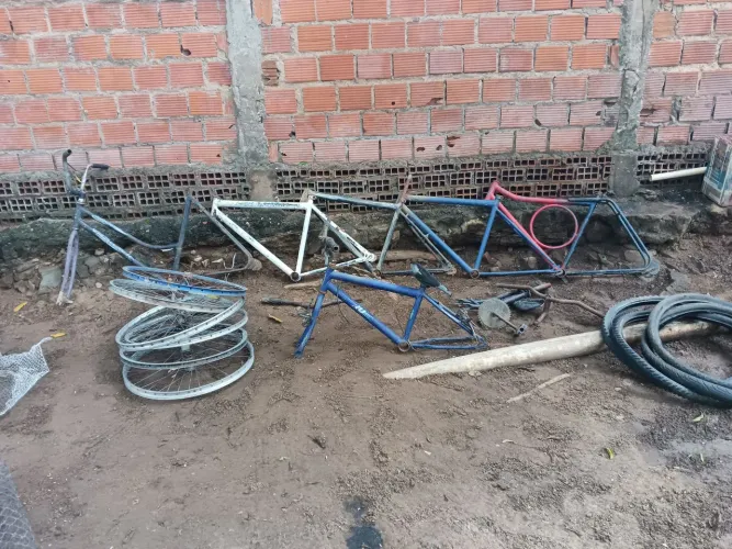 Vendo quadro pneus calhas e peças de bicicleta usada