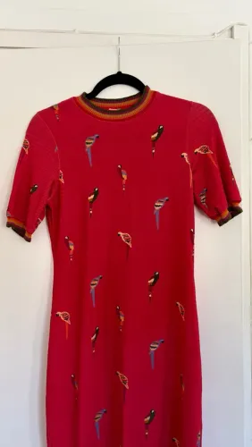 Vestido Farm midi vermelho estampa pássaros