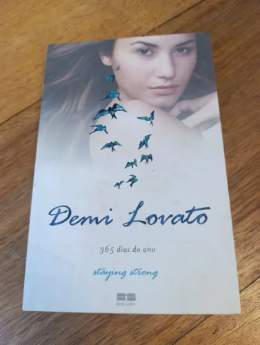 LIVRO 365 DIA DO ANO DEMI STAYING STRONG BEST SELLER LOVATO