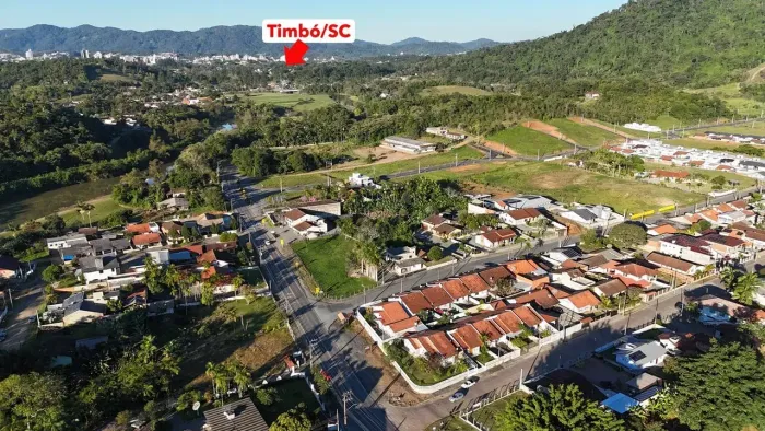 O terreno está localizado a apenas 3,8 km do Centro de Timbó