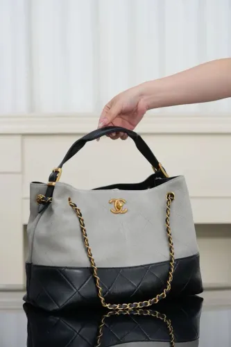 Bolsa modelo hobo italiano da Chanel couro legítimo suede cinza camurça e couro preto