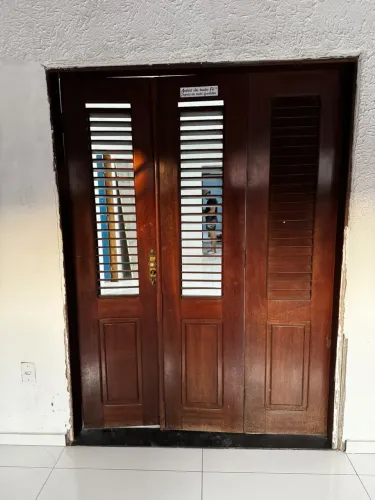 Portas e janelas de madeira