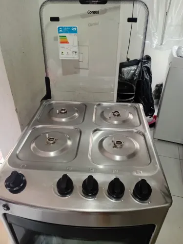 Fogão de 4 bocas elétrico. Acendimento automático e luz no forno.