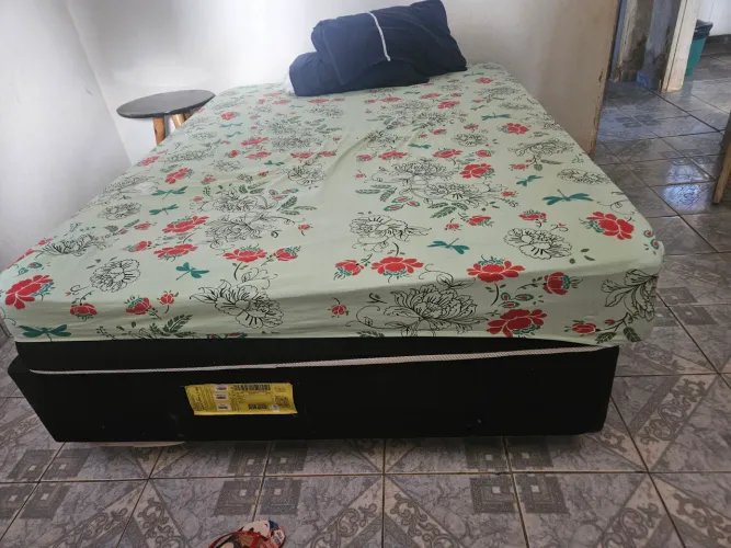 Cama de casal seminova 