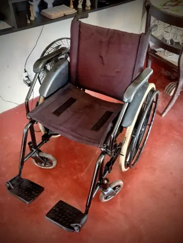 Cadeira de rodas dobrável