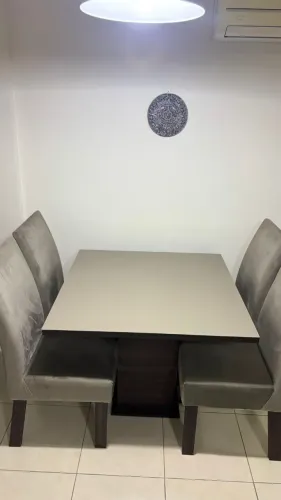 MESA DE JANTAR QUADRADA