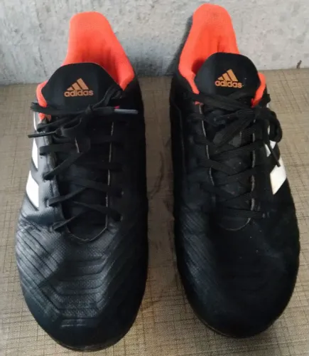 Chuteira Adidas Predator Campo com Travas