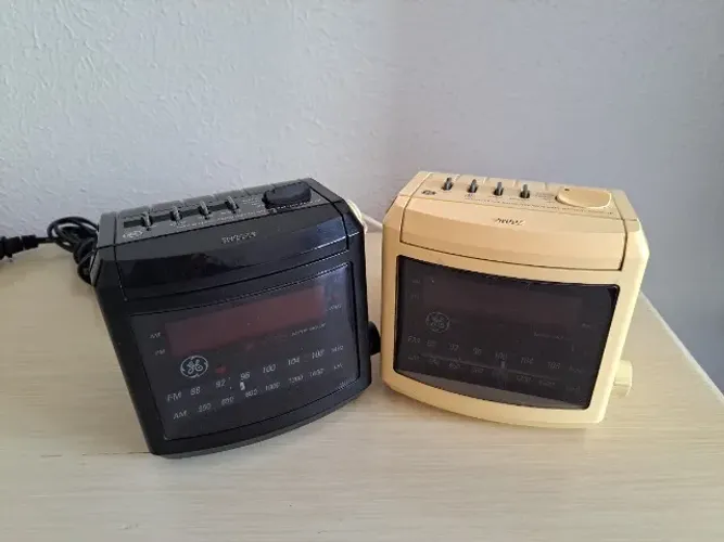 02 Rádios-relógio AM/FM General Electric GE Digital Cube Radio, década 80 / Modelo nº 7-4