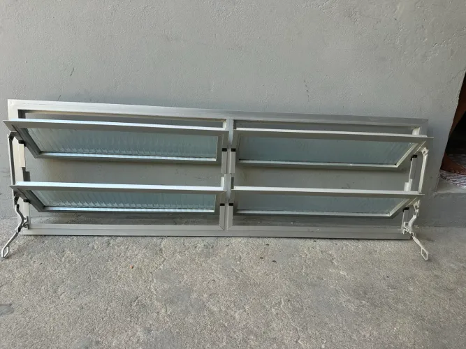 Vende-se janela de alumínio basculante de 1.47x47