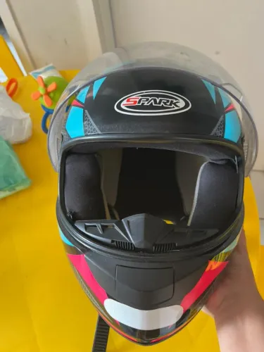 Capacete Spark Fechado Preto com Grafismo Azul e Rosa - Ótimo Estado