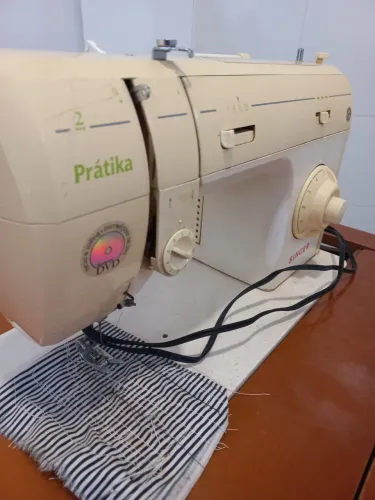 Máquina Singer Pratika com móvel.