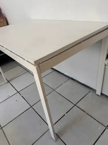Duas mesas tampo MDF e base de ferro