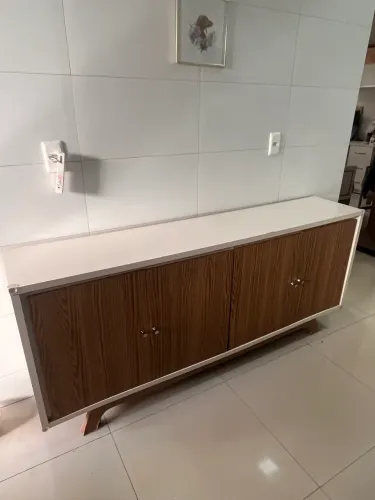 Móvel buffet com prateleira interna 