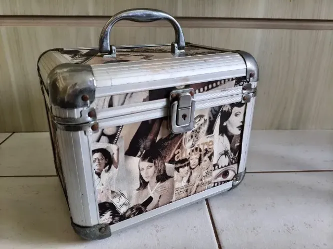  Maleta Frasqueira Valise Necessaire em Metal  Bolsa ótima e linda Usada em bom estado.   